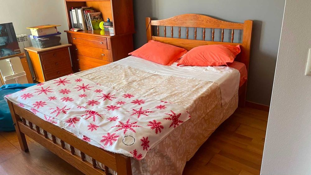Cama de casal SEM COLCHÃO + mesa de cabeceira