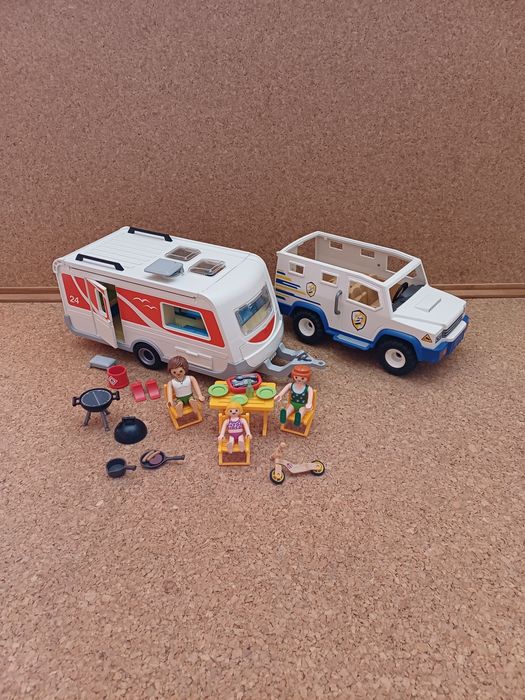 Playmobil caravana, jipe,figuras e acessórios 
Conjunto