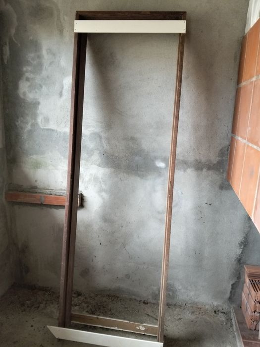Aro de porta em mogno usado.