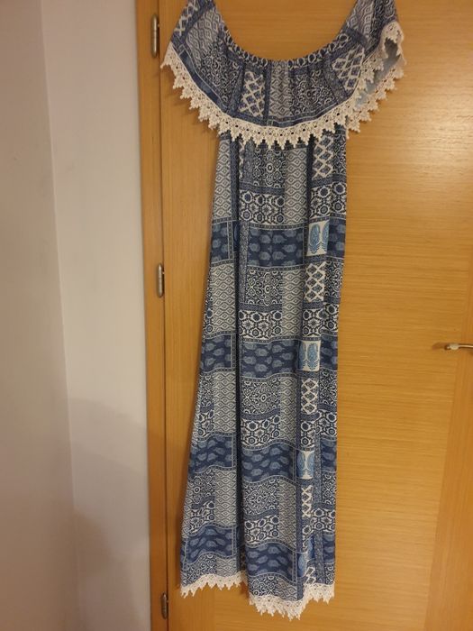 Sprzedam długą sukienkę z falbanką na ramionach