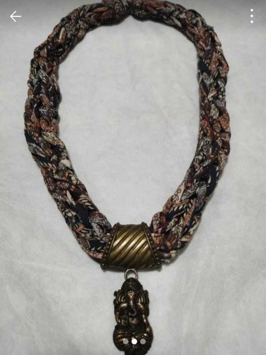 Colar senhora feito em tecido e metal