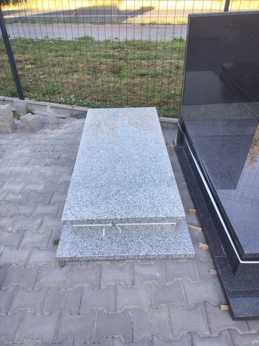 Nagrobek granitowy