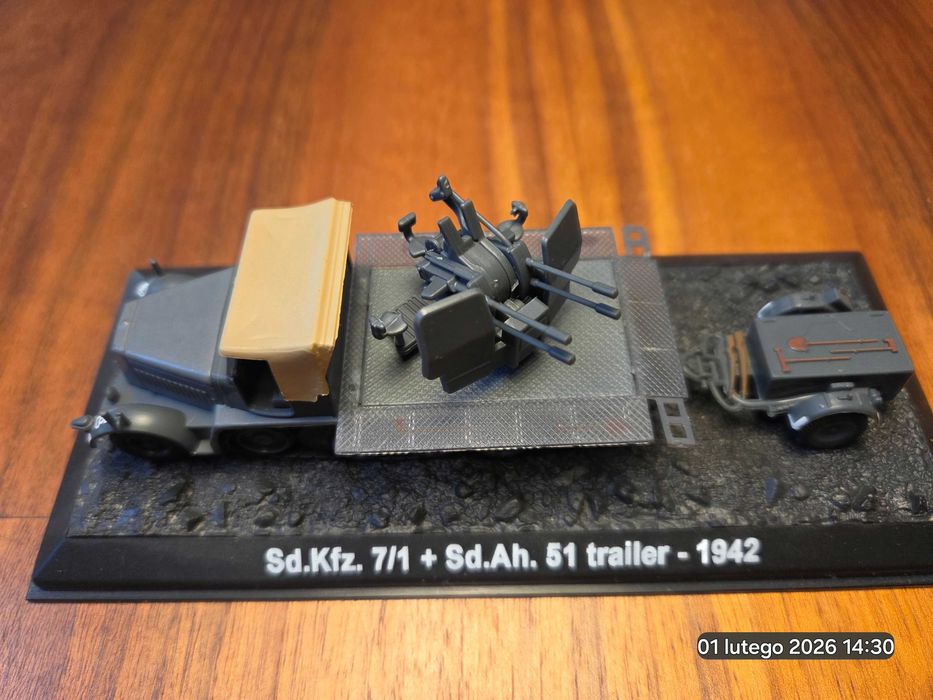 Sd.Kfz. 7/1 2cm Flakvierling 38 + Sd.Ah 51 + dioramka + broszura, 1:72