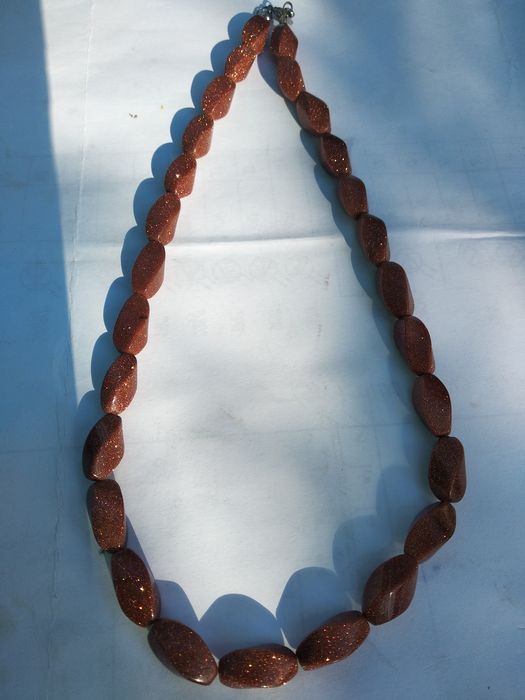 Серьги из самоцветов.