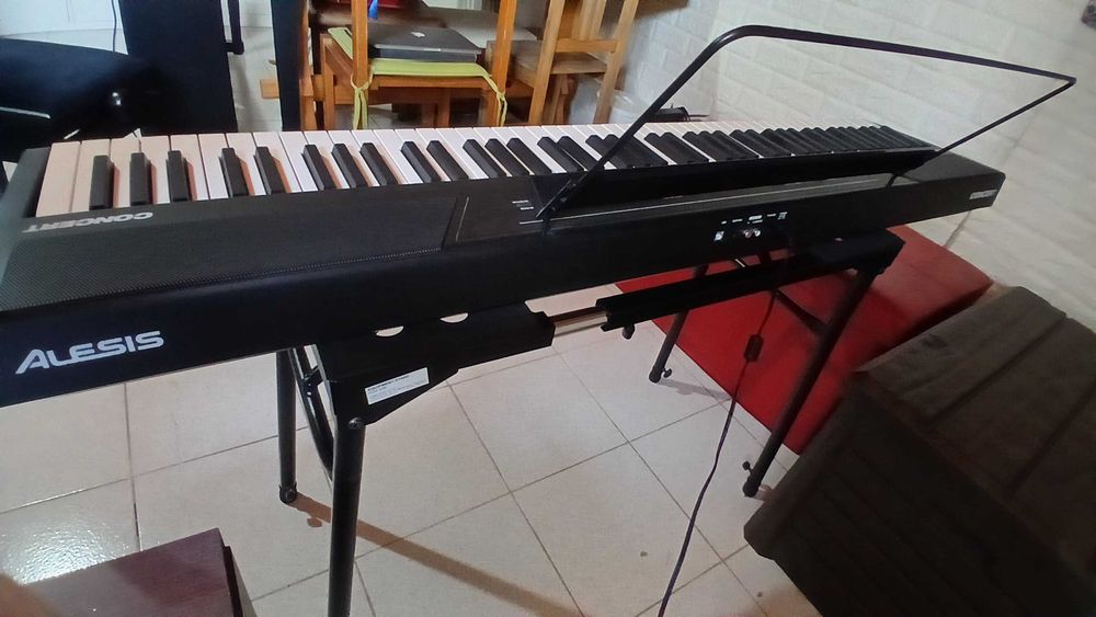 Piano ALESIS CONCERT 88 teclas e pedal
