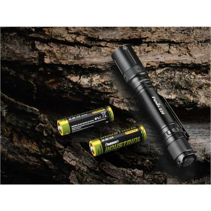 Fenix E20 V2.0 Latarka diodowa LED czarna 350lm ZASIĘG 126 metrów!