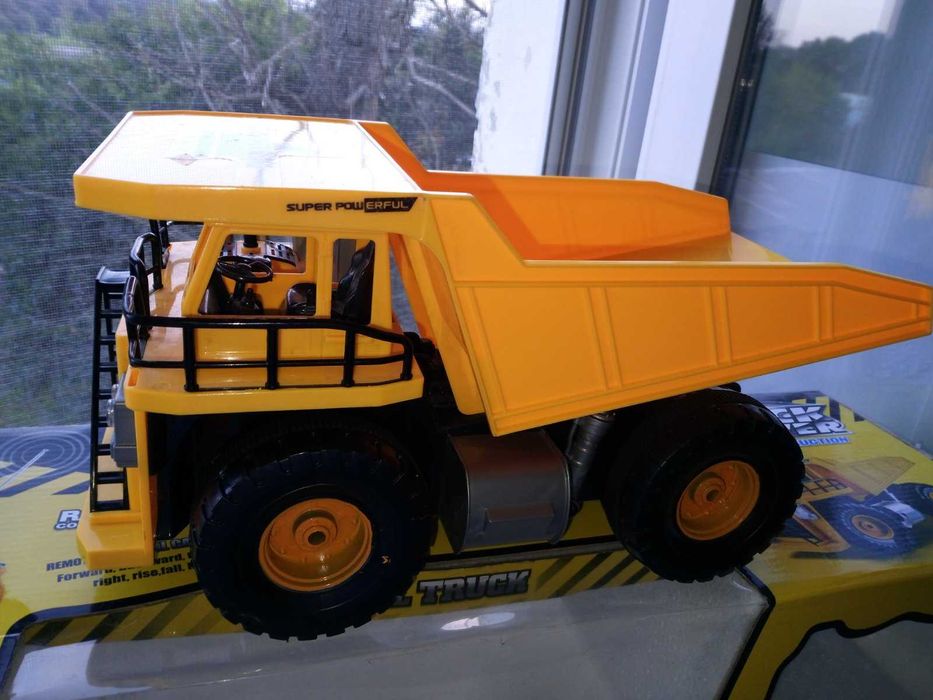 Машина самосвал на радиоуправлении