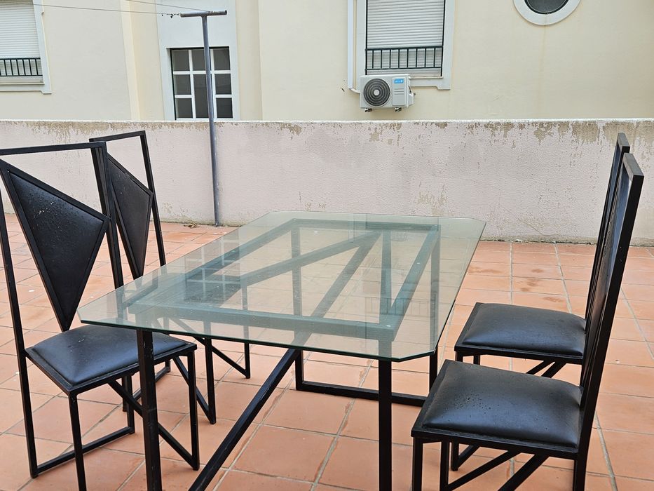 Mesa de vidro e cadeiras