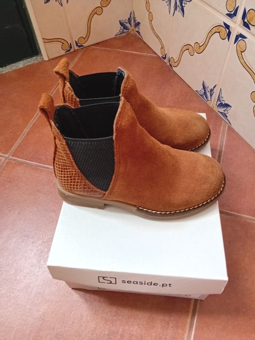 Botas em pele 26 semi novas