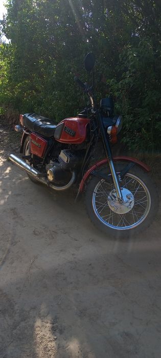 Продаєця мотоцикол Иж Юпітер 5