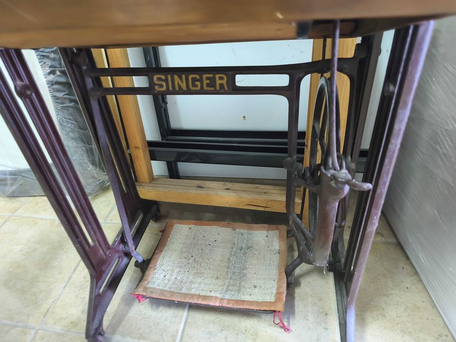 Máquina de costura Singer, com móvel