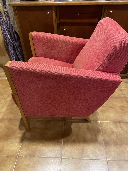 Cadeiras vermelhas 30€ cada, 50€ as Duas