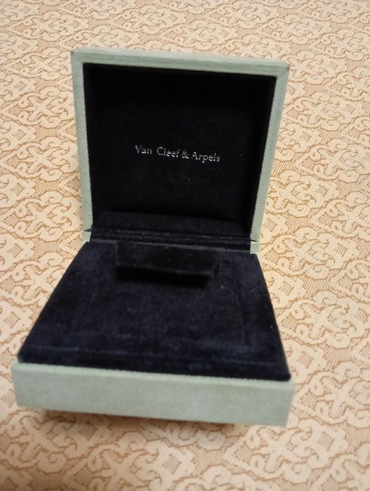 Упаковка Van Cleef.