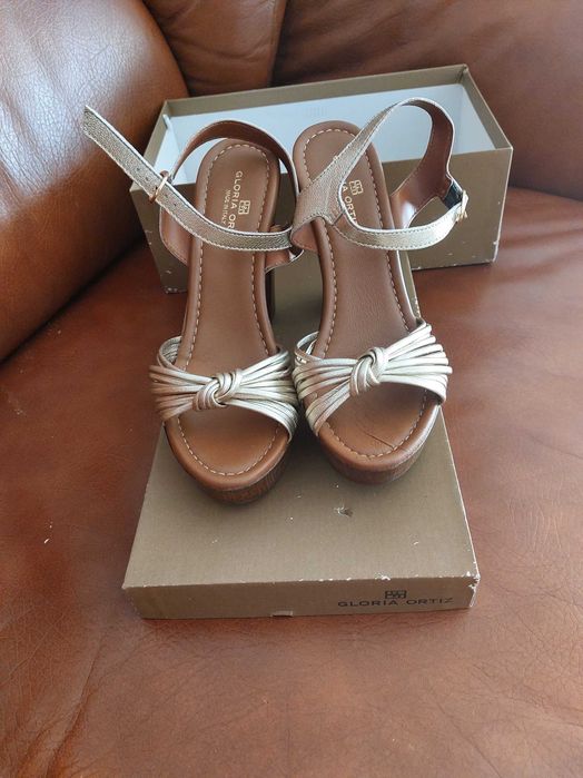 Sandálias altas douradas Gloria Ortiz