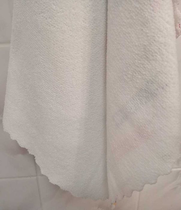 2 małe ręczniki kuchenne wielobarwne.