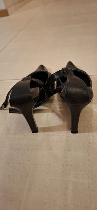 Czarne szpilki z czubkiem, pasek na kostce