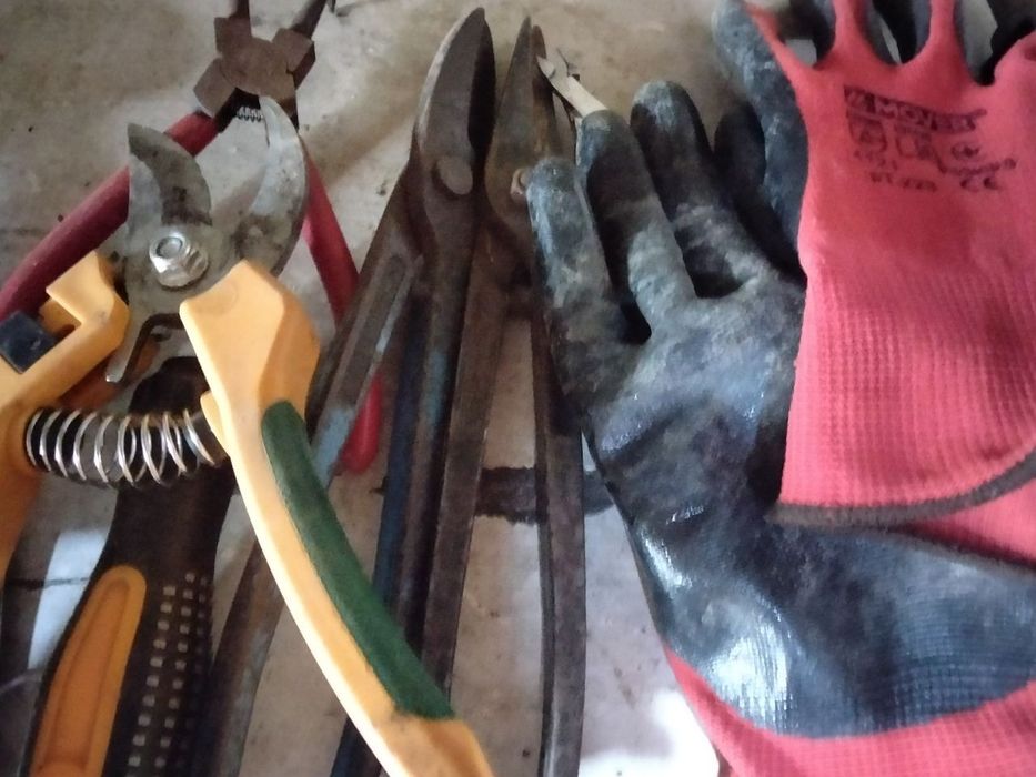 Стрижка газонів/трави/кущів. Gyep-/fű-/bokrokvágás
