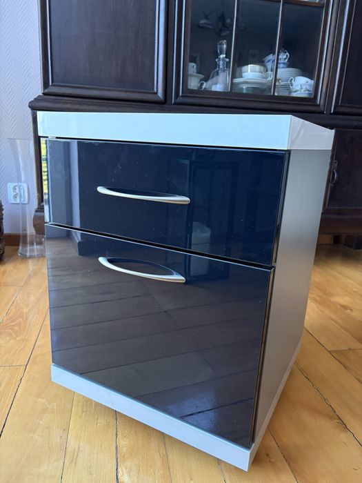 Szafka biurowa na kółkach