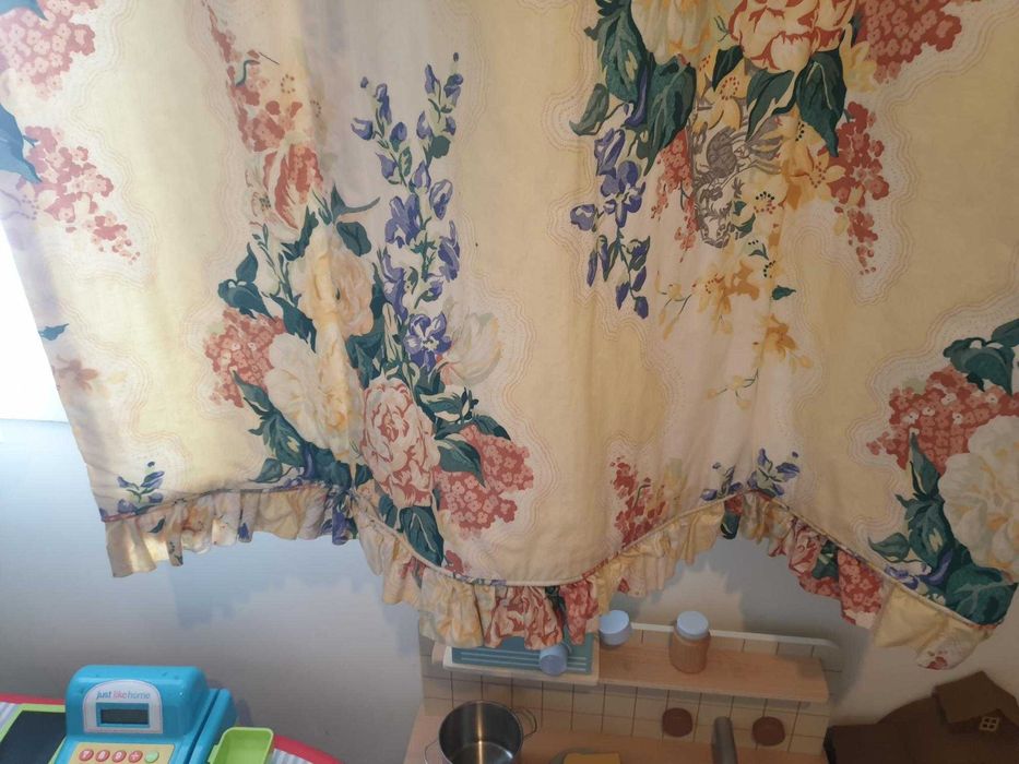 cortinados floridos e colcha