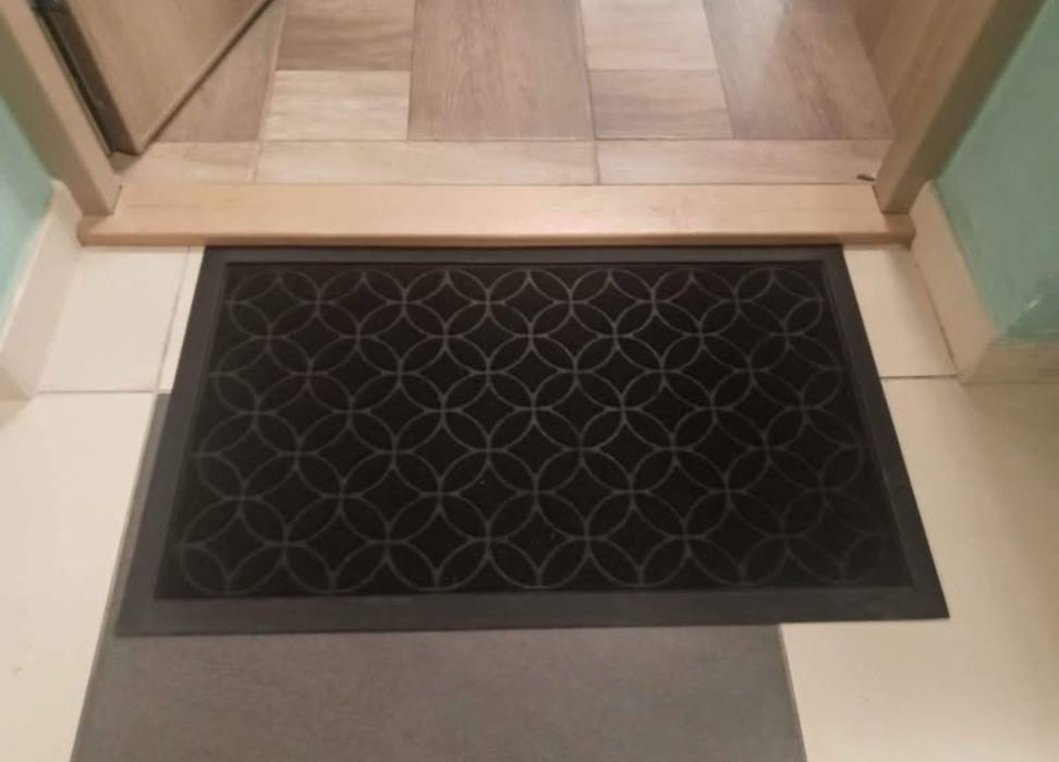 Nowa czarna gumowa wycieraczka domowa