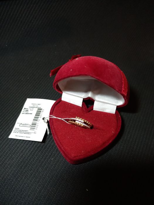 Розкішна каблучка.