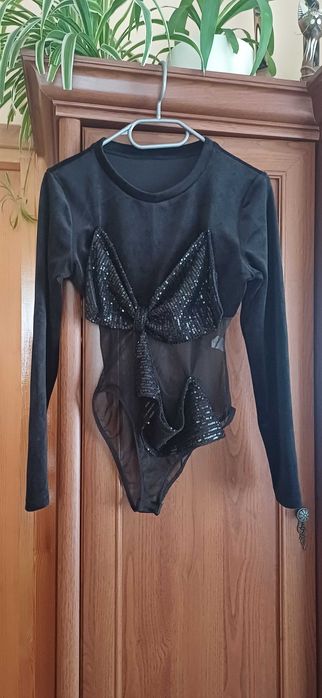 Czarne eleganckie body r. S/M z kokardą z cekinów