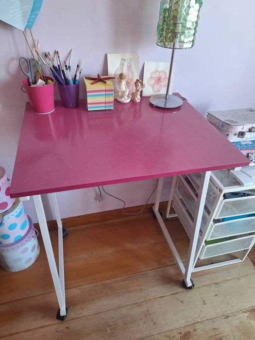 Secretaria rosa com rodas