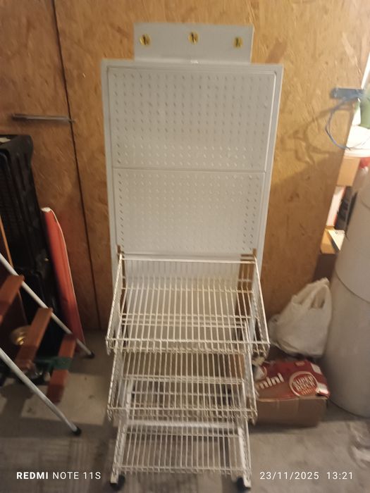 Vendo expositor em metal branco com prateleiras  e ganchos