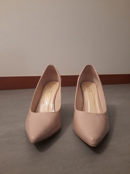 Sapatos com salto alto grosso - Manuel Alves