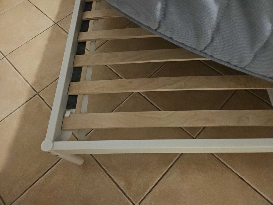 Colchão e Cama de Casal 140x200 cm IKEA VEVELSTAD e VESTMA