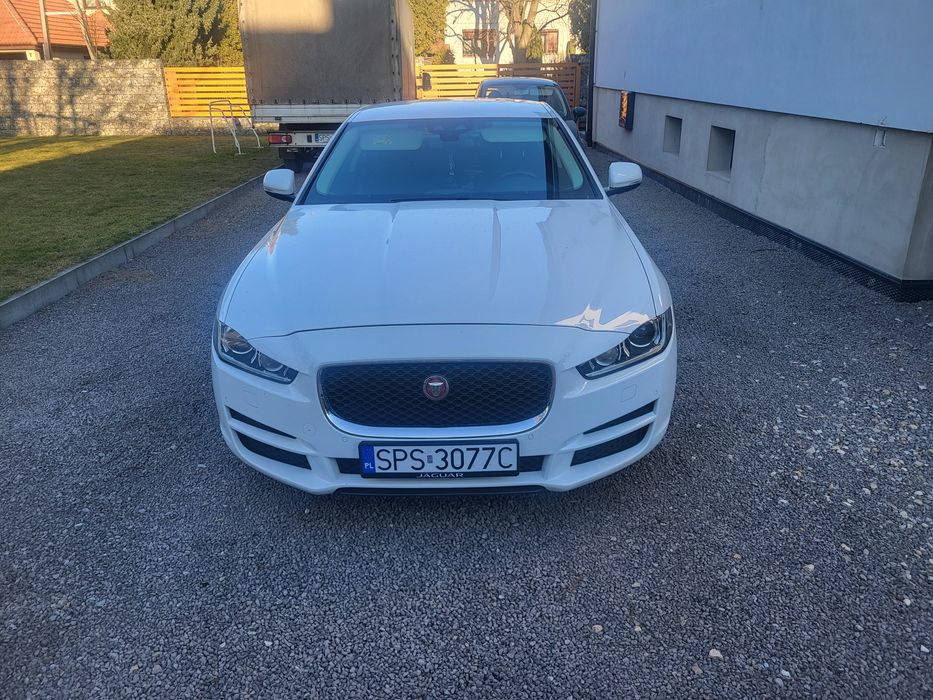 Jaguar XE 2.0 benzyna