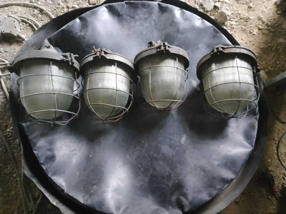 Stara lampa przemysłowa PRL