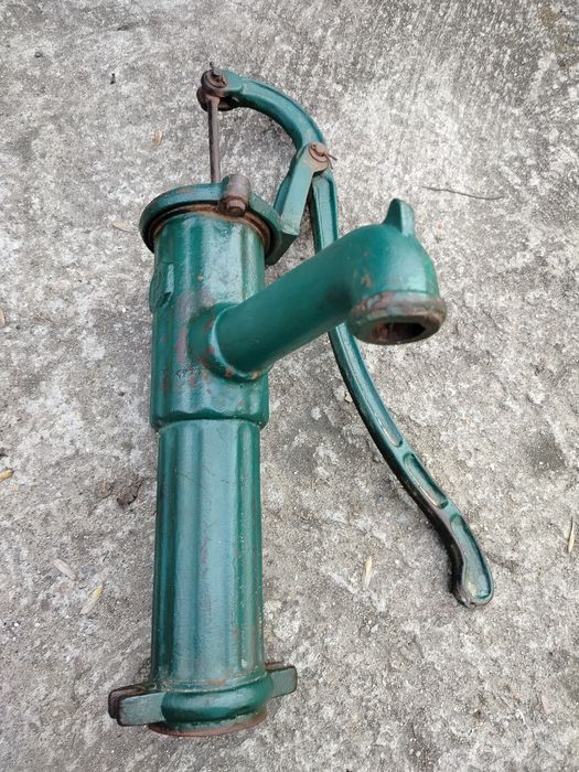 Stara pompa do ogrodu