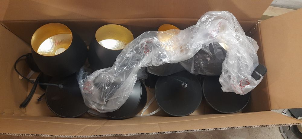 Lampy czarne ze złotem na żarówkę