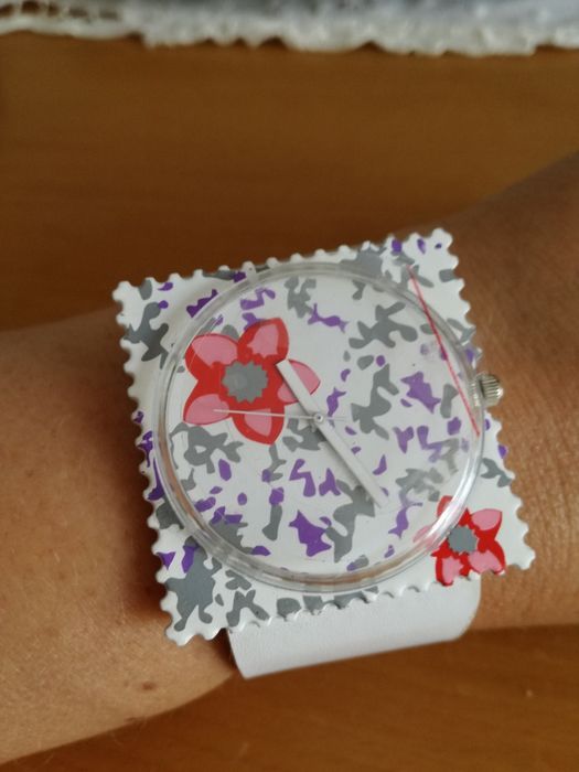 White Floral Clock