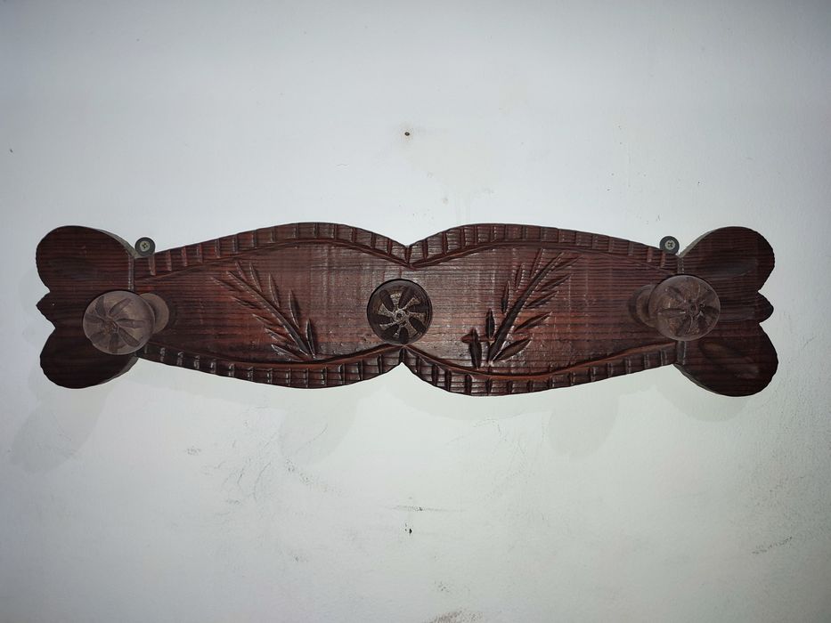 Cabide para trás da porta.