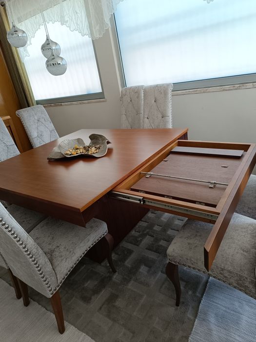 Mesa de Sala de Jantar (em bom estado)