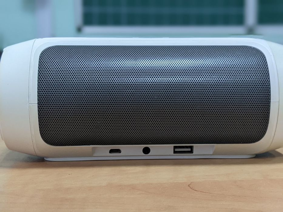 Рідкістна JBL CHARGE 2