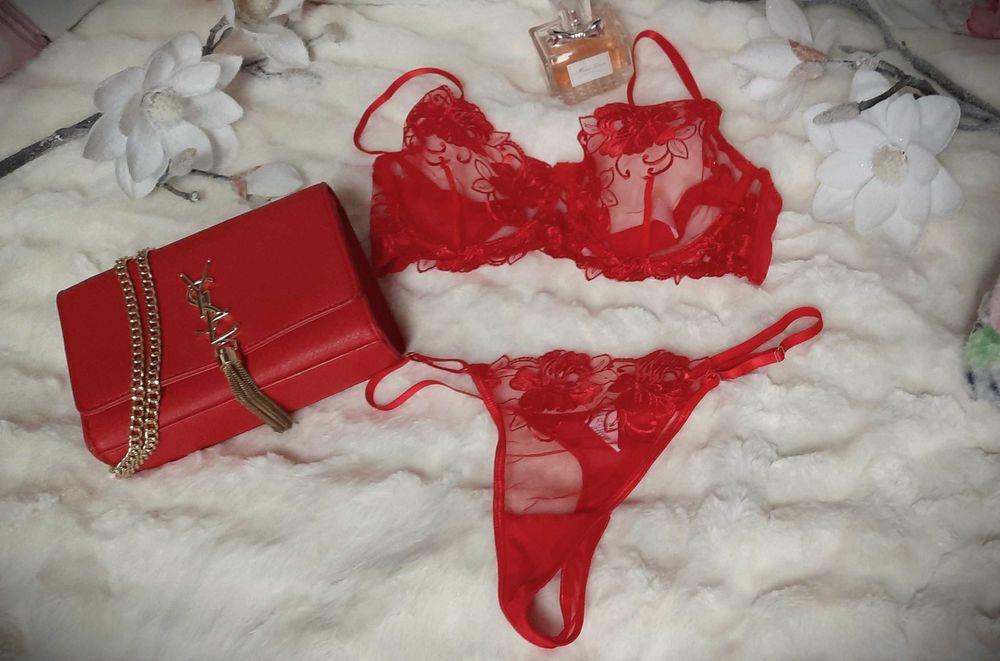 komplet bielizny czerwony różany stanik stringi