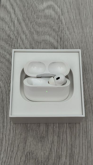 AirPods Pro 2 Lightning (оригінал) Кейс + правий навушник.