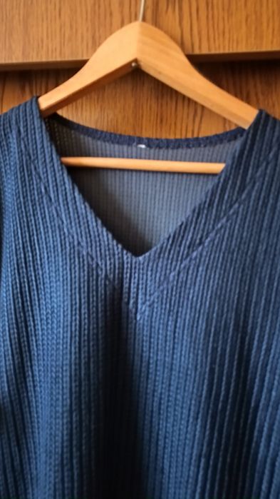 Sweter damski z krótkim rękawem.