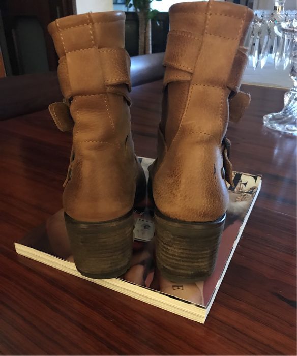 Botins castanhos usados duas vezes