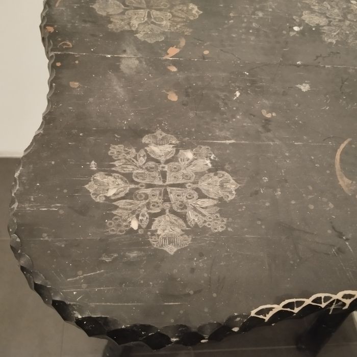 Stół drewniany z taboretami