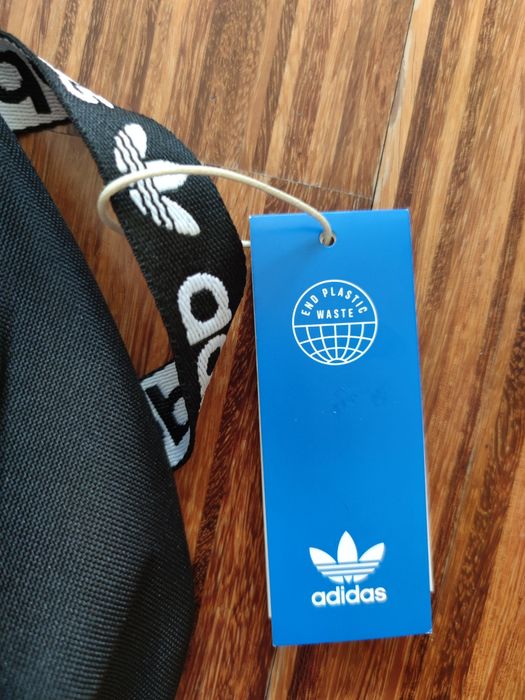 Niepowtarzalny plecak Adidas Adicolor z haftowanymi taśmami z logo.