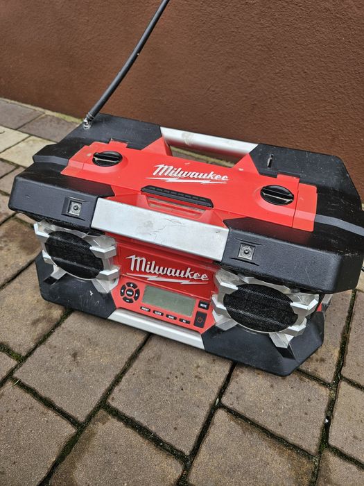 Milwaukee  radio  model C12-28DCR