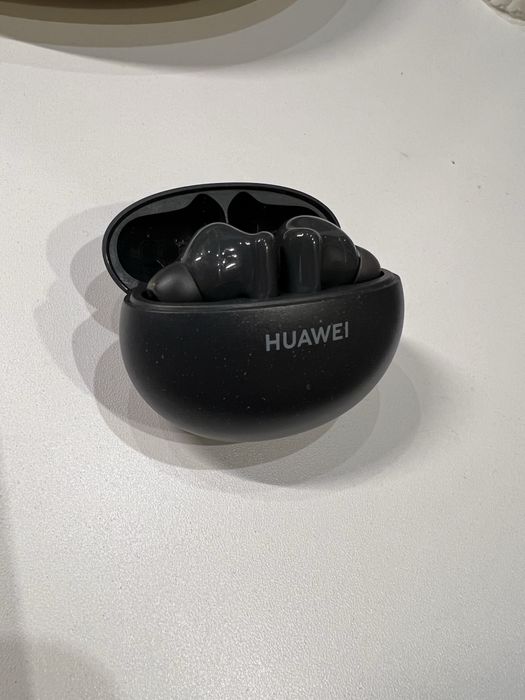 навушники Huawei FreeBuds 6i чорного кольору