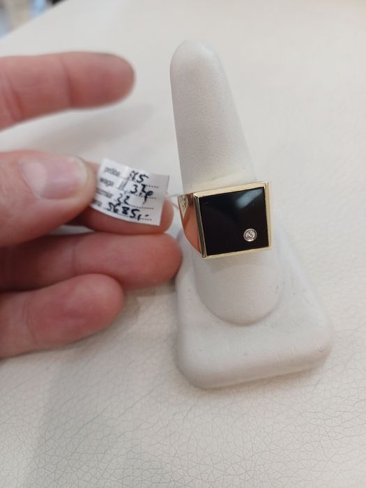 Złoty sygnet z cyrkonią i onyxem