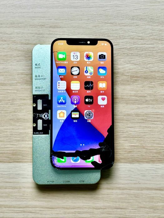 Wyświetlacz do iPhone 12 – oryginalny, piknięty, dotyk działa