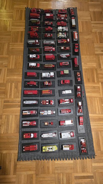Kolekcja 61 Samochodów strazackich z gablotą.