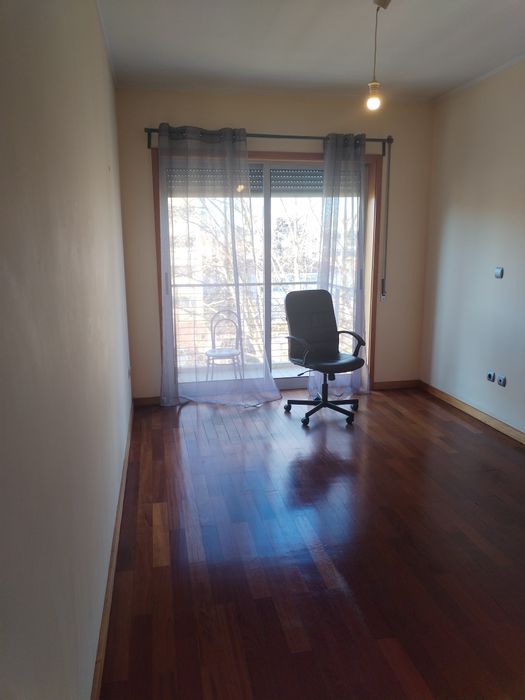 Aluga-se quarto com suíte ao Hospital S. João